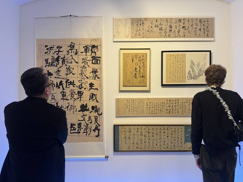 台灣當代水墨書法家蕭一凡個展「生成／混沌：書寫的零度」一系列的書法、山水作品在捷克首都布拉格卡夫卡故居KAFKOFF Gallery展出，展期至本月31日結束。