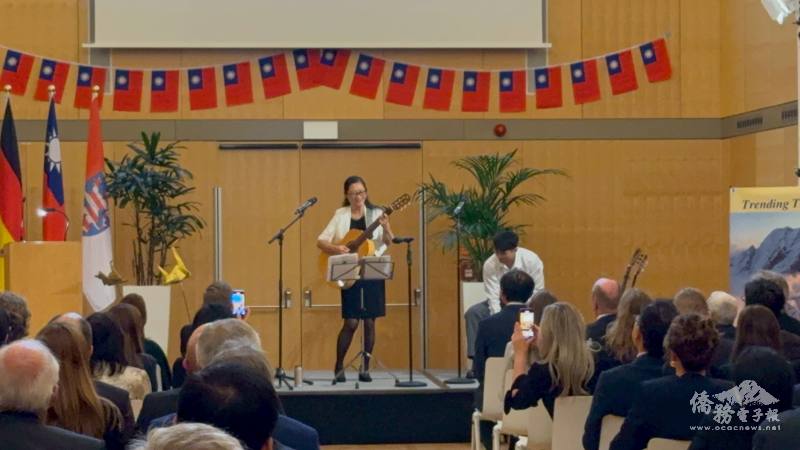 羅處長夫人程宜宜女士吉他彈唱臺德民謠