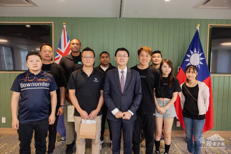 協會隊職員拜會駐布里斯本辦事處合影，處長范厚祿（中）、臺灣國際棒球發展協會理事長黃思傑（前排左2）、臺澳棒球交流團隊負責人Rickey Lo（前排左1）