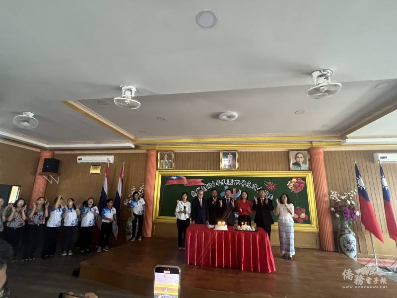 藍夏禮伉儷與僑領主持雙十慶典情景