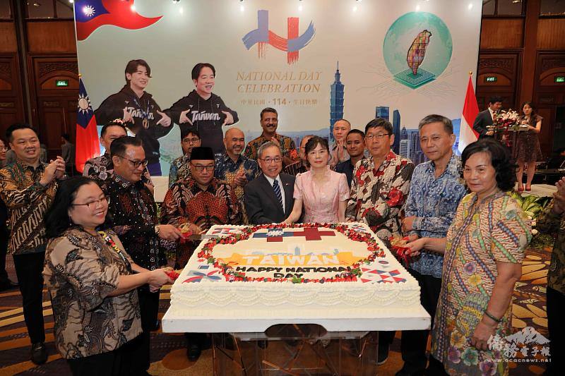 邱陳煜與嘉賓合切蛋糕