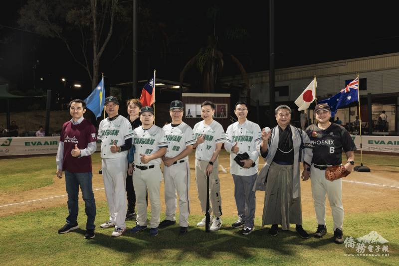 臺日交流賽事貴賓合影（由左至右：昆士蘭臺灣中心主任許俊湧、教練吳修量、臺灣國際棒球發展協會秘書長浦韋青、Rickey Lo、黃思傑、長榮航空澳洲分公司總主任陳志宏、范厚祿、昆士蘭日僑協會社長Nao Hirano、臺日棒球賽日方負責人Hideki Shimizu）