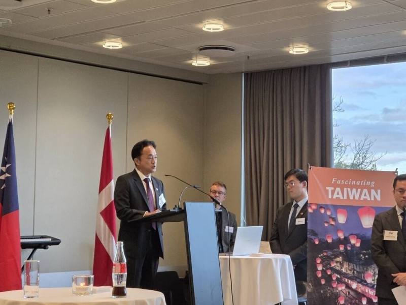 駐丹麥代表處8日舉辦114年國慶酒會，丹麥友人與僑胞賓客約200人，代表鄭榮俊呼籲兩國因應極權威脅共同合作。（駐丹麥代表處提供）