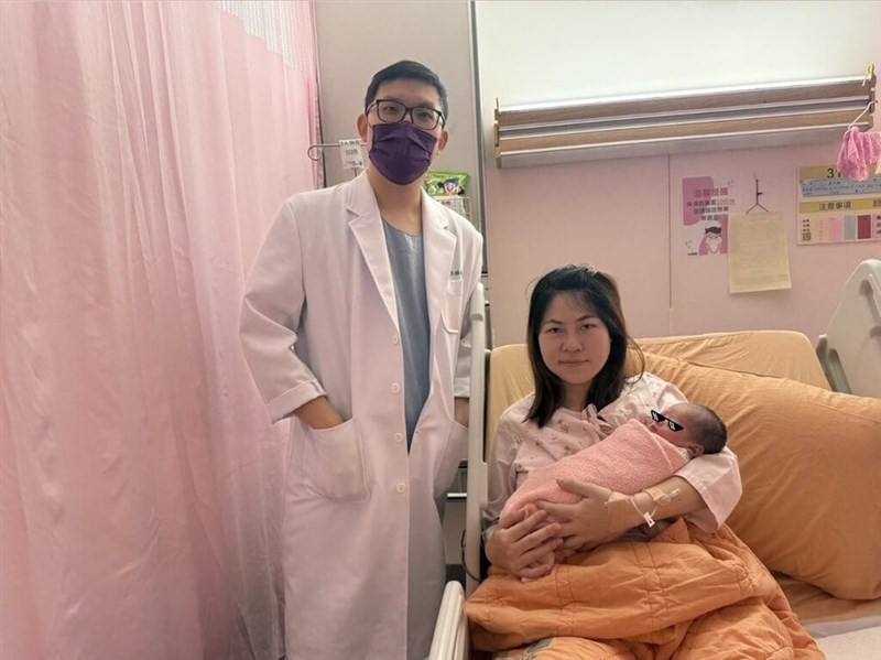 A woman surnamed Weng (right) poses for a photo after giving birth on National Day, Friday, in Taipei. Photo courtesy of Shin Kong Wu Ho-Su Memorial Hospital