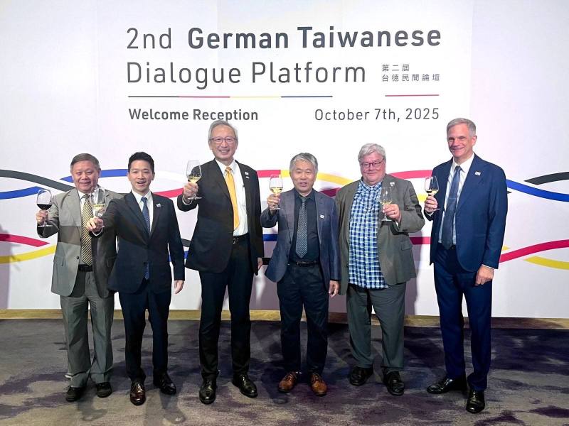 外交部政務次長吳志中（左三）、德國在台協會代表狄嘉信（Karsten Tietz，右一）及「台德民間論壇」雙方共同主席合影。