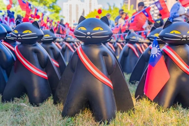 桃園今年以「國慶齊聚．桃園永續」為主題，10日首度將升旗典禮移師親子公園舉辦，原在航空城博物館的70隻「黑貓中隊」也現場組升旗小隊。（桃園市政府提供）