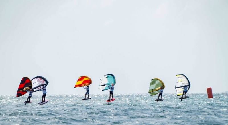 2025年亞洲風翼錦標賽9日起在澎湖舉行，有來自世界10多國近70名頂尖選手齊聚，展開連日的比賽。（澎湖縣帆船協會提供）