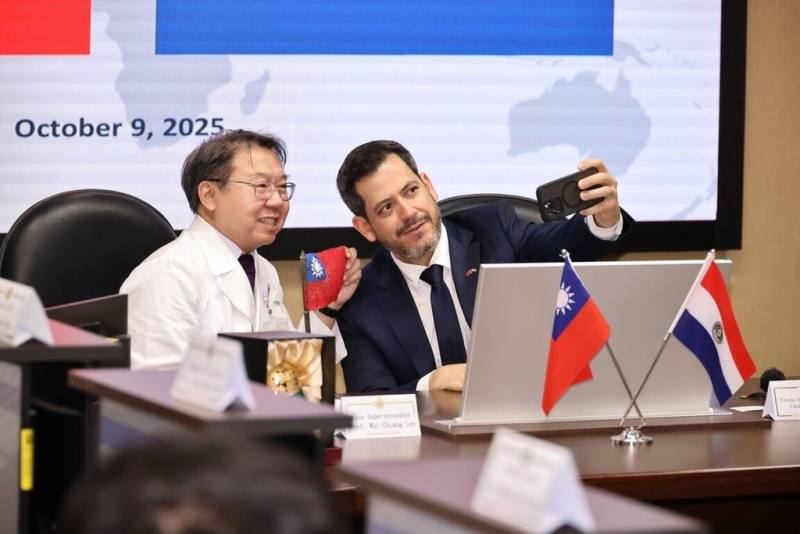 巴拉圭共和國眾議院議長拉托雷（Raúl Luis Latorre Martínez，另譯：拉多雷）（右）9日率團參訪台北榮民總醫院，與台北榮總副院長李偉強（左）開心合影。（台北榮總提供）