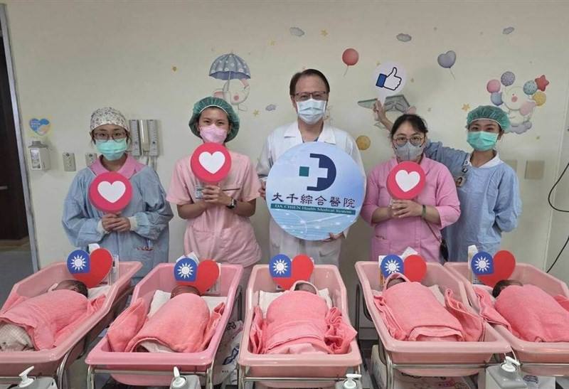 A doctor and nurses welcome five babies born on National Day, Friday, at Da Chien General Hospital in Miaoli County. Photo courtesy of the Da Chien General Hospital Oct. 10, 2025