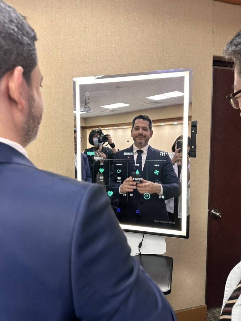 巴拉圭共和國眾議院議長拉托雷（Raúl Luis Latorre Martínez，另譯：拉多雷）（圖）率18人國會代表團抵台，9日專程到台北榮民總醫院參觀，拉托雷體驗「非接觸式生理監測系統」。（台北榮總提供）