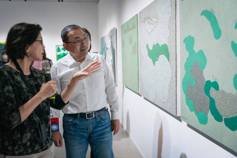 迎接雙十國慶，新北市美術館也推出慶祝活動，其中10日國慶當天全館免費開放參觀，新北市長侯友宜（右）也到場共襄盛舉，並由新美館長賴香伶（左）親自導覽觀展。（新北市文化局提供）