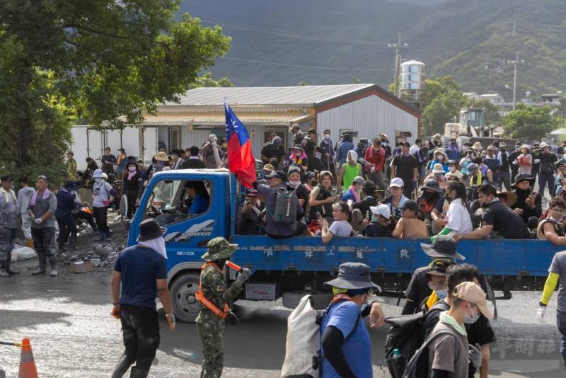 雙十連假大批超人志工湧入光復鄉。（軍聞社記者蔡枋澐攝）