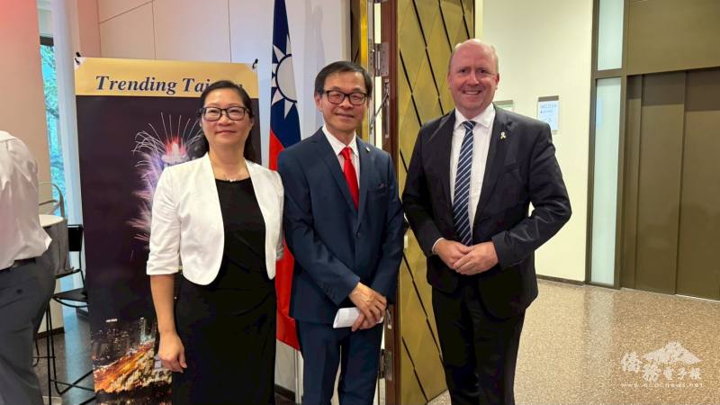 德國黑森邦審計廳Uwe Becker廳長到場祝賀與羅美舜處長夫婦合影