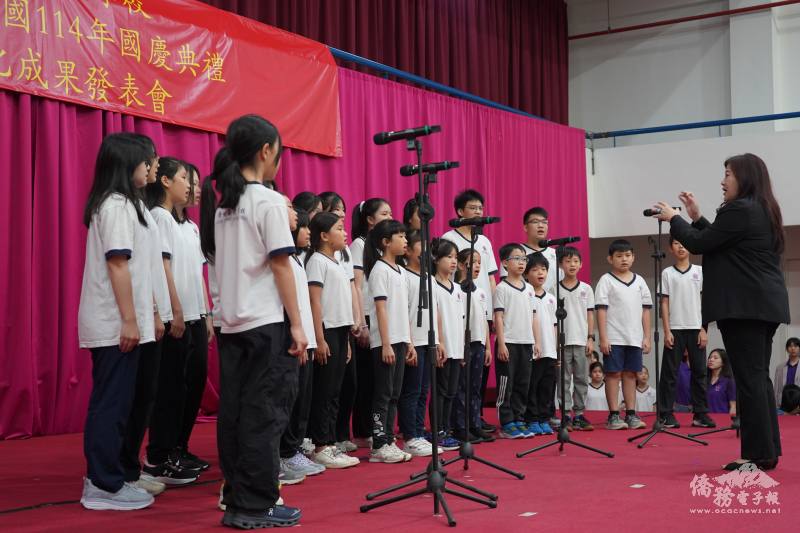 校長鄭雅芬指揮吉臺校合唱團領唱國歌