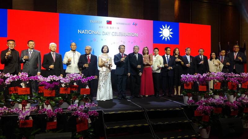 中華民國駐菲律賓代表處9日晚間舉辦114年雙十國慶酒會，現場冠蓋雲集，共同祝酒。