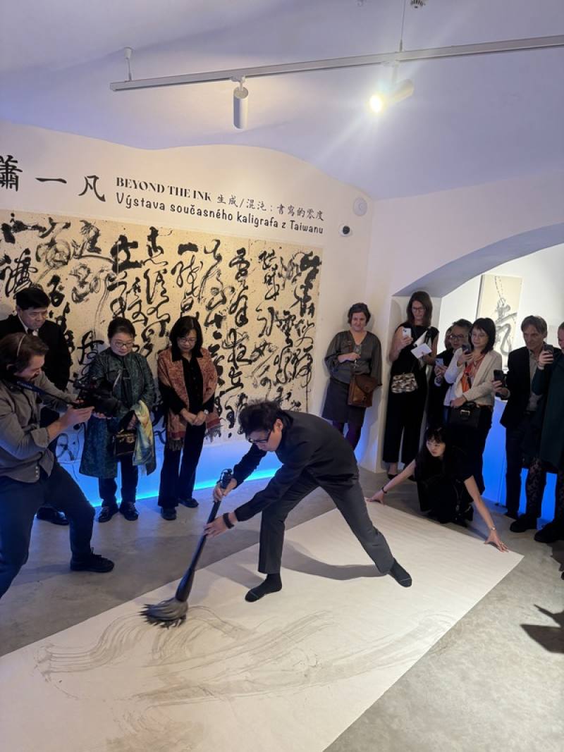 台灣當代水墨書法家蕭一凡個展「生成／混沌：書寫的零度」9日在布拉格盛大開展。蕭一凡在開幕現場即席揮毫，讓觀眾體驗到書法筆墨在瞬間成形的魔力。