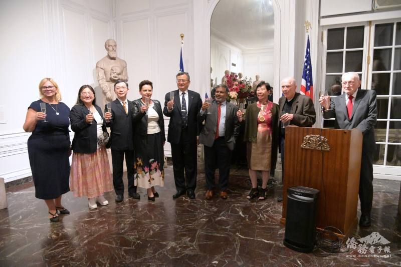 貴賓們舉杯慶祝國際外科醫學博物館「臺灣榮譽院士展覽室」開幕