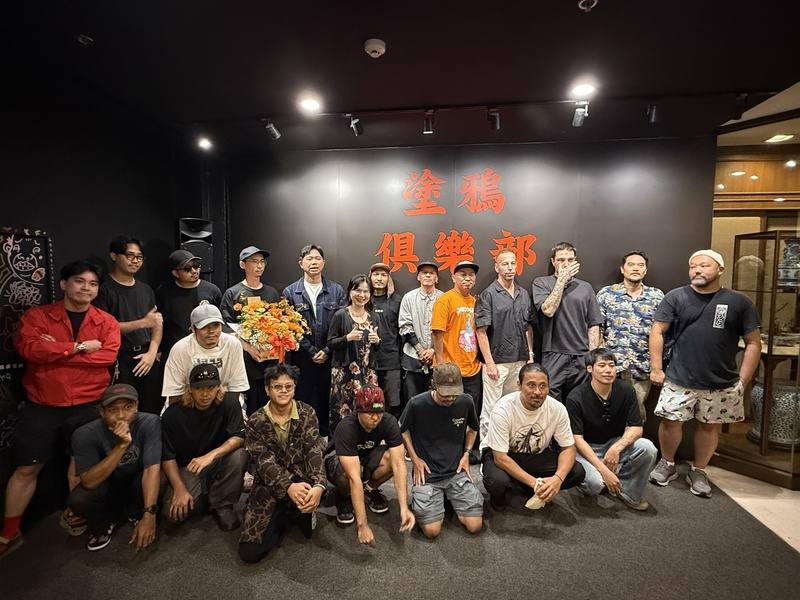 「塗鴉俱樂部」文化活動首次移師曼谷，為台灣塗鴉藝術家與國際藝術圈搭建交流平台。圖為台灣、泰國、日本和歐美共12名藝術家和相關人員一同合影。