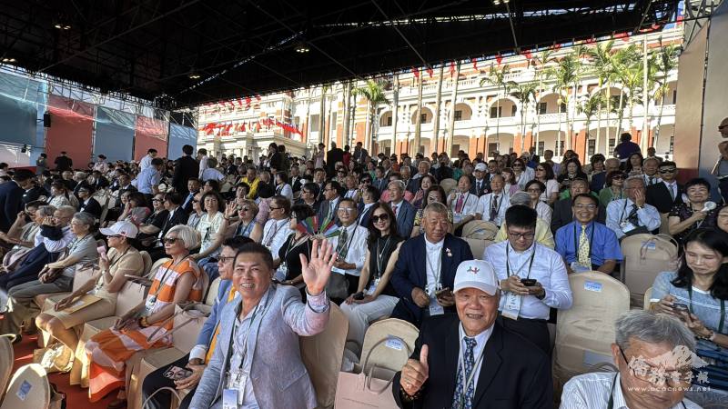 現場僑胞熱情互動