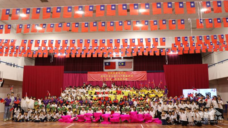 師生與貴賓齊賀中華民國生日快樂