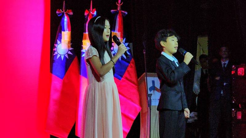 第3代旅阿台僑聲樂家子女演唱中華民國國歌，象徵台灣文化在海外世代傳承，讓賓客感受深厚的台灣底蘊。