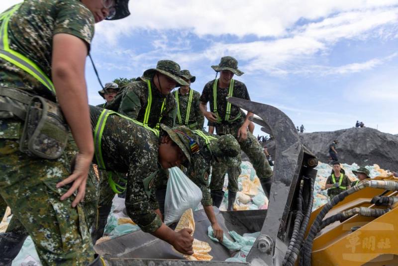 國軍官兵實施沙包堆放，提前完成防災準備。（軍聞社記者蔡枋澐攝）