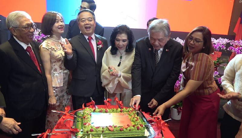 中華民國駐菲律賓代表處9日晚間舉辦114年雙十國慶酒會，駐菲代表周民淦（左3）與現場貴賓一同切蛋糕。
