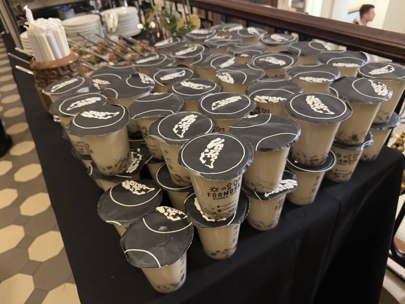 駐立陶宛代表處於國慶酒會特別準備台灣珍珠奶茶、控肉飯與刈包等台式料理，讓與會貴賓享受台灣風味，共慶雙十。