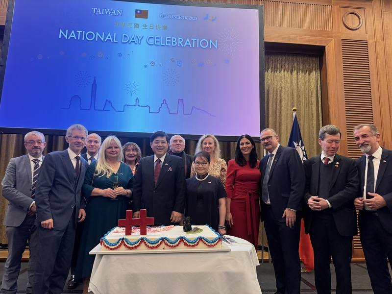 駐捷克代表處8日舉行114年雙十國慶酒會，近300位貴賓共襄盛舉，捷克參議長維特齊（左2）、眾議長艾達莫娃（右4）到場，支持台捷密切合作與深厚友誼。