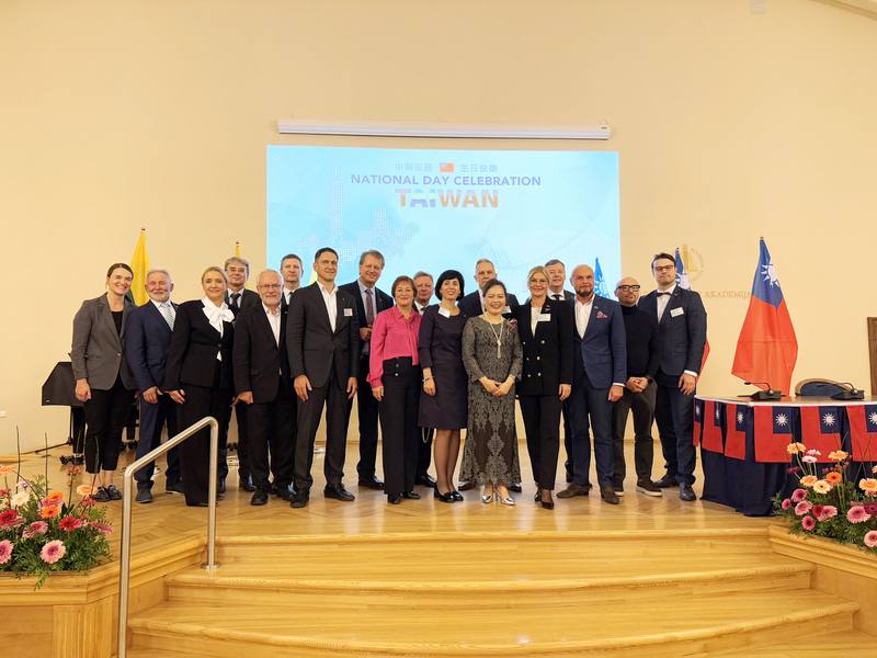 駐立陶宛台灣代表處8日晚間在首都維爾紐斯舉辦國慶酒會，現場政商人士雲集，展現台立關係近年持續深化的成果。