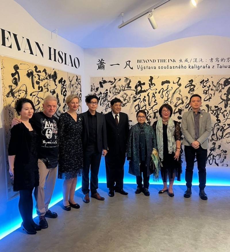 台灣當代水墨書法家蕭一凡個展「生成／混沌：書寫的零度」9日在布拉格盛大開展，蕭一凡（左4）、大果文化董事長暨策展人黃鴻端（右2）、捷克台灣商會秘書長黃聖豪（右1）與駐捷克代表陳立國（右4）等人出席開幕式。
