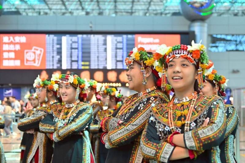 迎接雙十國慶，桃園國際機場公司10日邀請來自屏東三地門、瑪家鄉，享譽國際的Puzangalan希望兒童合唱團獻唱，在第2航廈報到大廳及出發管制區快閃演出。（桃園機場公司提供）