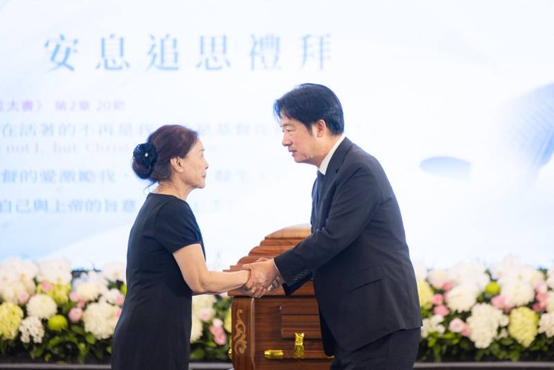 總統頒贈褒揚令後，向總統府資政張俊雄妻子朱阿英女士慰問致意