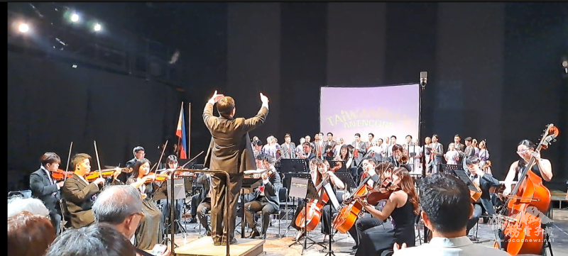 龍潭愛樂管弦樂團與菲大合唱團同臺演出精彩絕倫