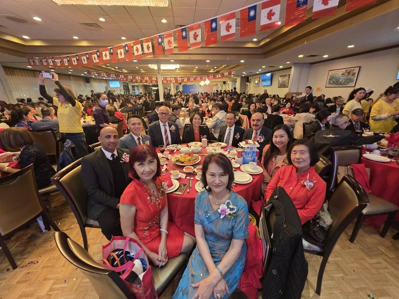 大溫哥華台灣僑界聯合會10日盛大舉辦「中華民國114年國慶晚宴」，許多加拿大政要到場祝賀中華民國生日快樂，也讚揚台灣科技AI實力傲視全球