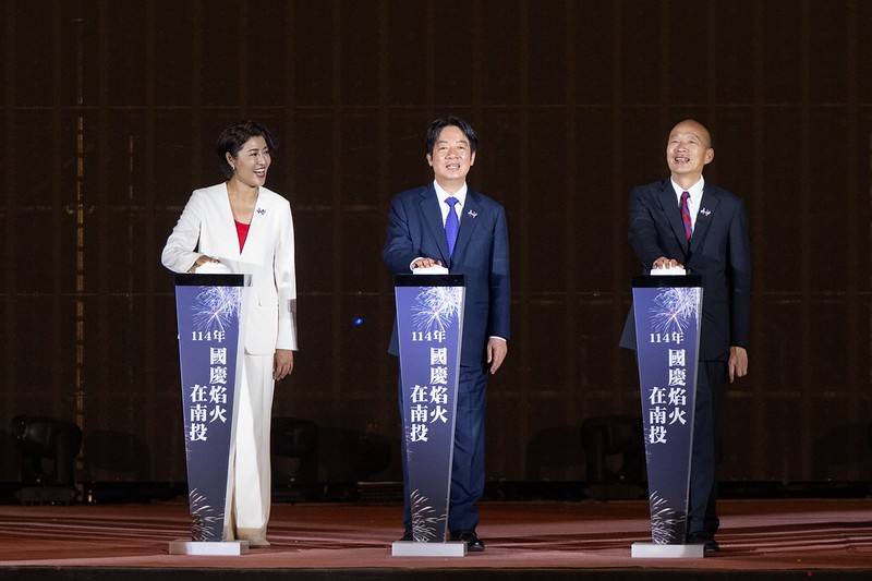 總統與立法院長暨國慶籌備委員會主任委員韓國瑜及南投縣長許淑華一同進行啟炮儀式