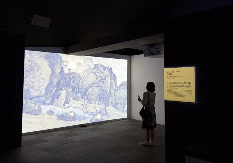 故宮南院11月11日起將首度展出故宮3件知名北宋巨碑式山水畫，包含范寬「谿山行旅圖」、郭熙「早春圖」、李唐「萬壑松風圖」，目前先由多媒體展示暖場打頭陣，提供民眾數位互動體驗。（故宮南院提供）