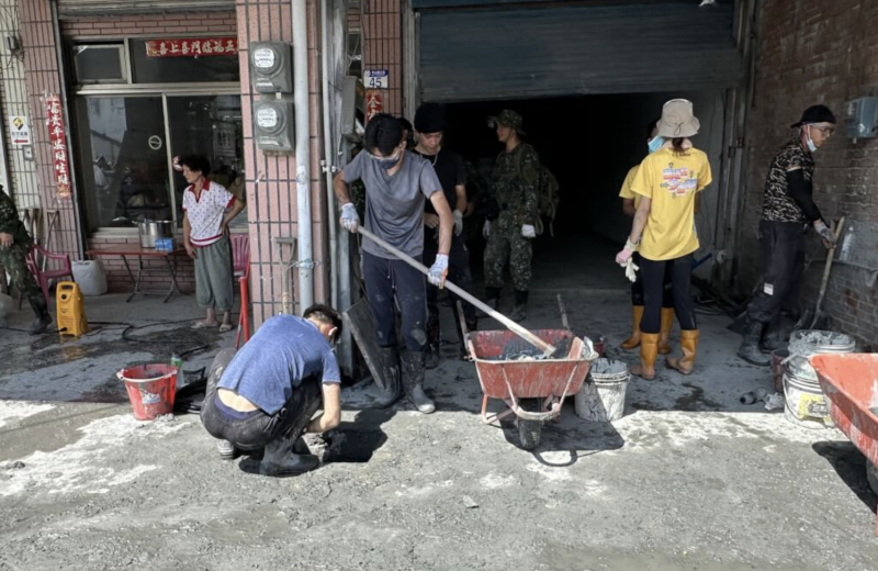 圖為志工協助清溝情形。（中央社檔案照片）