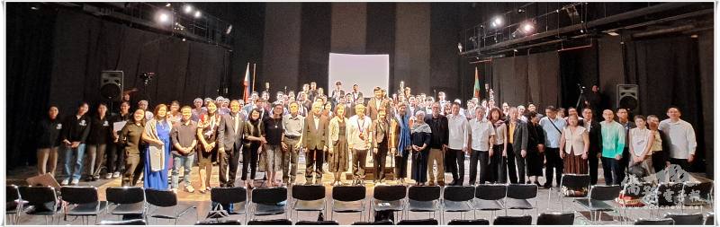 樂團與貴賓合影留下珍貴紀念