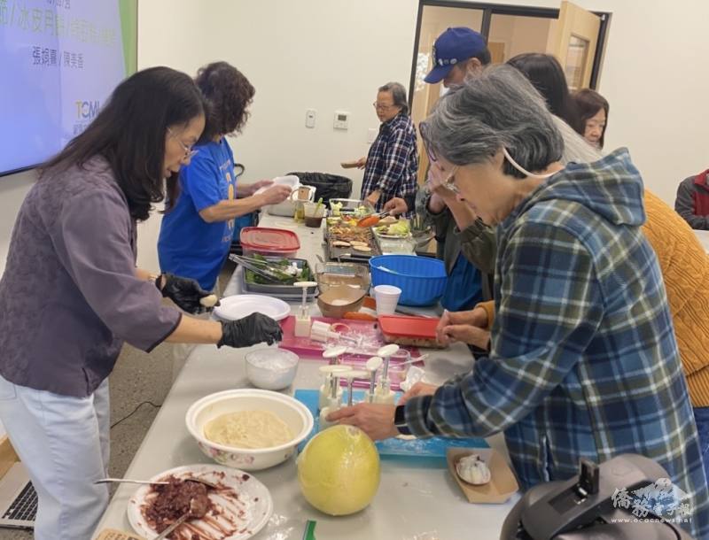 (右一)Angela努力學做冰皮月餅