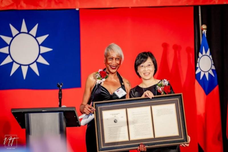 駐西雅圖辦事處9日舉辦國慶酒會，阿拉斯加州州參議員葛瑞傑克森（左）將州議會通過的友台決議轉致駐西雅圖辦事處長處長林美呈，展現雙邊深厚情誼。（駐西雅圖辦事處提供）