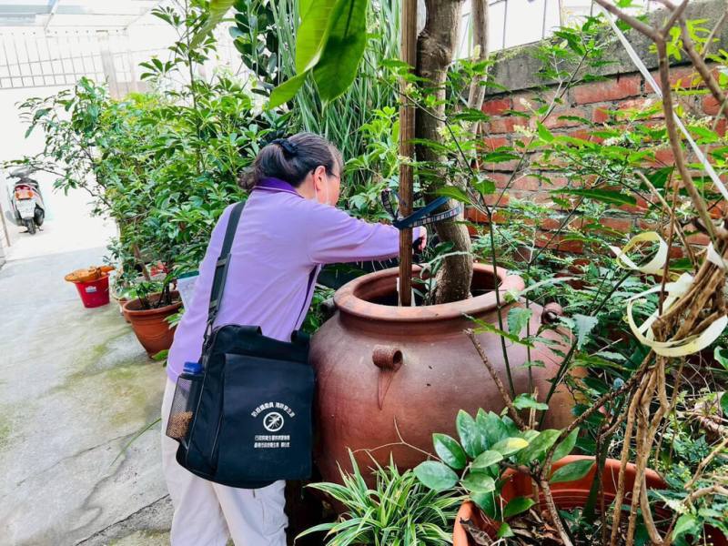 台南市政府衛生局10日公布台南今年第13例登革熱境外移入病例，個案是麻豆區寮廍里40多歲女子，9月中旬到越南探親時發病，返國後身體仍不適，就醫確診。圖為台南社區環境巡檢防治。（台南市政府提供）