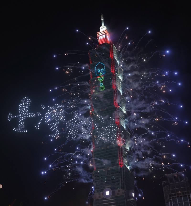 2025台北101國慶展演10日晚間盛大登場，在大樓呈現鏟子超人意象、無人機排列出台灣加油等，希望藉由光影凝聚全民力量，一同為台灣集氣