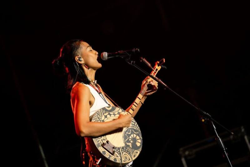 2025半島世界歌謠祭即將登場，主秀將由金曲歌手戴曉君擔任音樂總監，攜手在地民謠藝師藝生，並邀請國際知名音樂人共創交流，以輕搖滾精神翻玩民謠。（屏東縣政府文化處提供）