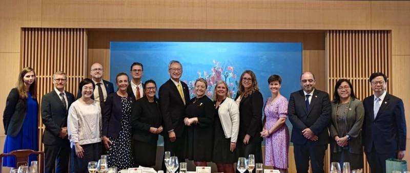 外交部政務次長吳志中（右8）9日午宴歡迎「台瑞典國會議員協會」跨黨派訪問團。（外交部提供）