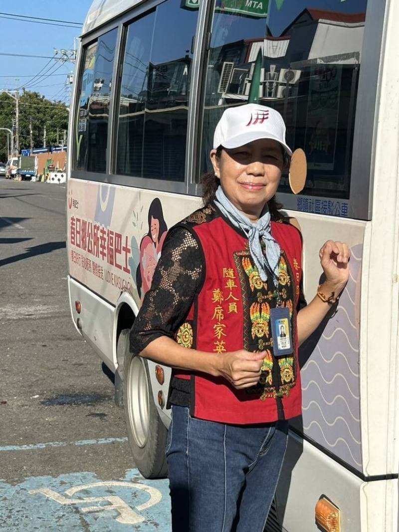 鄭席家英8年前任屏東春日鄉幸福巴士隨車族語翻譯，陪同長者就醫，被需要的感覺成為另類幸福感，還曾登上教科書，即使將滿65歲，她仍活力滿滿喊退休要當志工。（何桂英提供）
