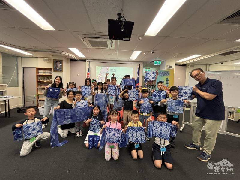 老師與學生藍染作品合影