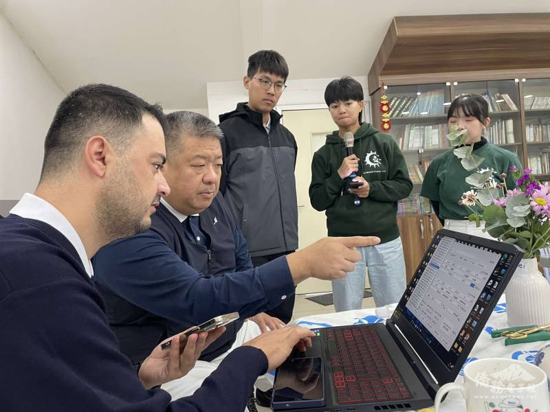 志工胡光中在活動中與線上學伴老師互動交流，分享慈濟志工在社區長期陪伴的經驗與精神。