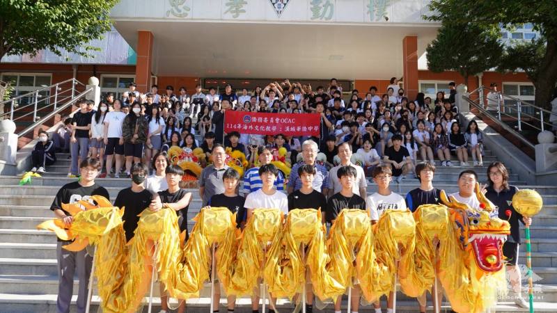 漢城華僑中學師生與教導舞龍舞獅的老師謝旻帆合影