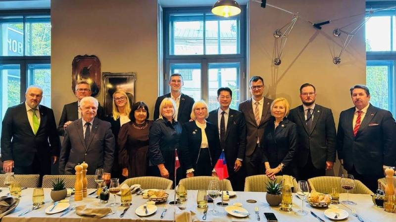 駐拉脫維亞代表李憲章（右5）任期屆滿即將返台，拉脫維亞國會友台小組主席契爾錢妮與多位議員設宴致謝與歡送，彰顯與李憲章的深厚情誼。（駐拉脫維亞代表處提供）